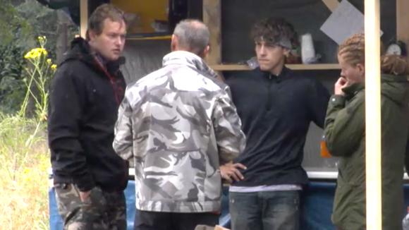 John wil geld om te bouwen en vorderingen te maken in de caravan