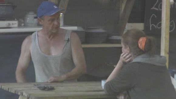 John ziet de bouwplannen voor een beschutte plek somber in