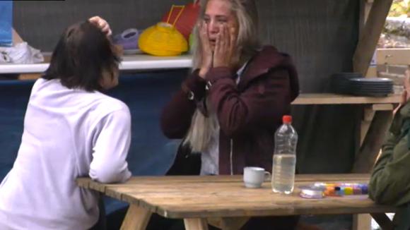 Manon barst in tranen uit nu ze beseft hoeveel ze haar vrienden mist