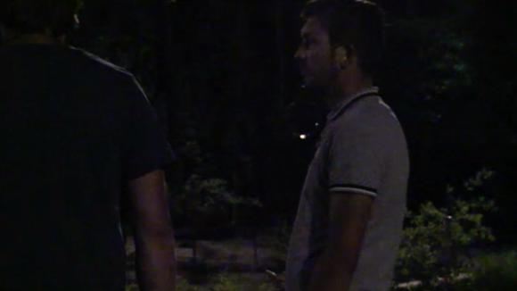 Mike vindt dat de groep John meer moet helpen en op hem moet letten