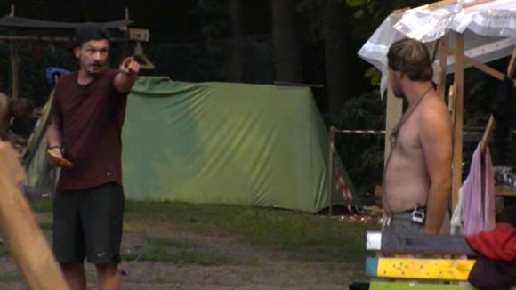 Mike betrapt Gerrit wanneer hij in zijn eentje in de kas aan het rommelen is