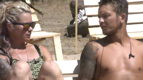 Mike en Christel praten hun eerdere ruzie uit