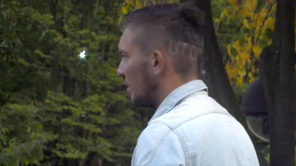 Mike laat het woord Utopia achterop zijn hoofd scheren