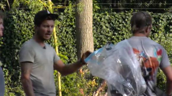 Mike spreekt Adriaan aan omdat hij geen vergaderingen bij wil wonen