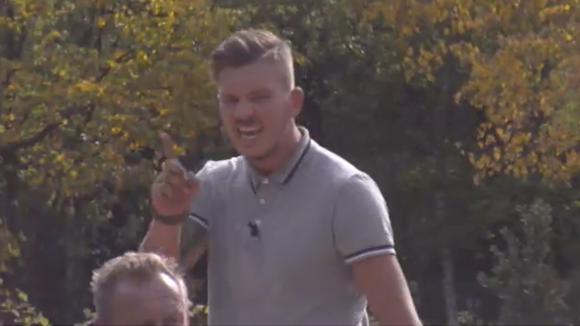 Mike spreekt de groep streng toe tijdens een meeting