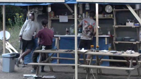 Mike wil graag een artiest laten komen op het strandfeest