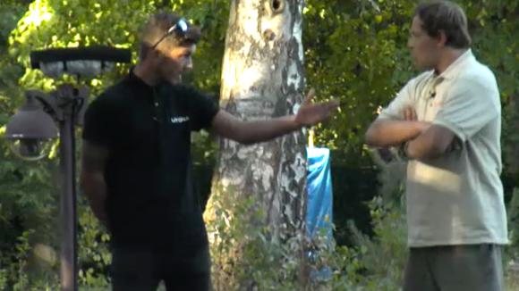 Mike wil weten of er over hem gesproken wordt