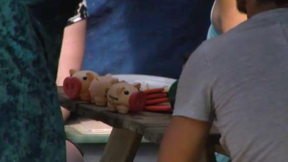 Nieuwe bewoner Shelley geeft cadeautjes aan haar mede bewoners