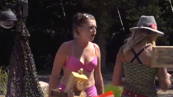 Sanne en Christel hebben een flinke discussie over een evenement