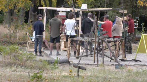 Shelley geeft het startsein voor haar kapsalon, deze is officieel geopend!