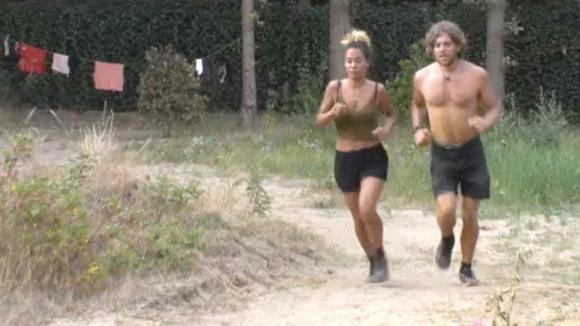 Shelley is geschrokken door een aantal uitspraken van Adriaan