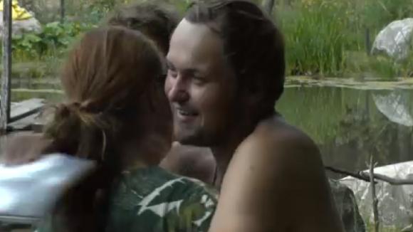 Timothy vindt Manon wel een lekker dingetje en zou haar willen hebben