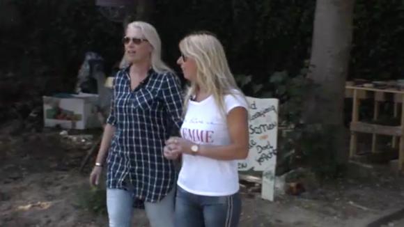 Twee bezoekers komen langs om zich te laten knippen door nieuweling Shelley