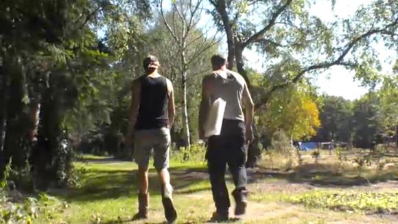 Volgens John wil Mike alles naar zijn hand zetten en daar ontstaan botsingen van in de groep