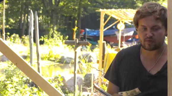 Welke bewoner geeft zijn zakgeld aan de bv?