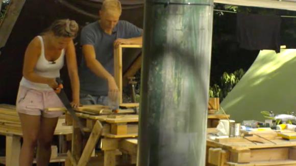 Manon en Jeffrey zijn flink aan het werk voor hun villa’s