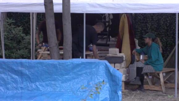 John is woest en wil voor helemaal niemand meer bouwen