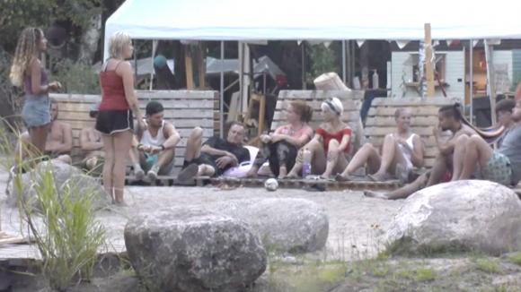 Shelley en Sanne hebben opdrachten verzonnen voor een spelletjes avond