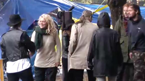 De vriend van jarige Shelley komt niet mee tijdens het familiebezoek