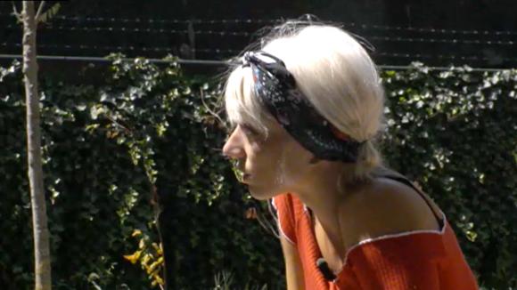 Brenda wil niet dat Timothy de boekhouding gaat doen, ze vindt hem een pannenkoek