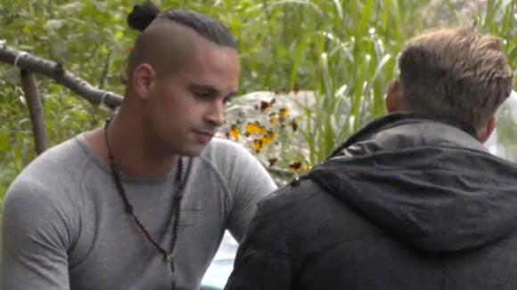 Joaquin vindt dat de groep laks is in het regelen van elektriciteit