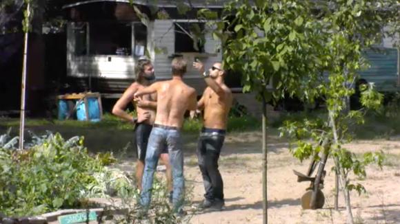 Adriaan, Joaquin en Timothy doen een foto shoot en het plan een boyband te beginnen