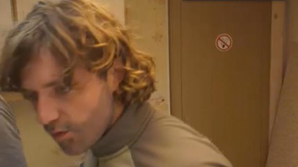 Adriaan is boos door alle troep in de caravan