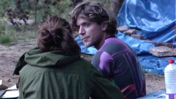 Adriaan praat met Hiske over zijn verblijf in Utopia 2