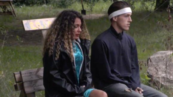 Brandon vraagt aan Shelley of ze een officieel stelletje is met Gerrit