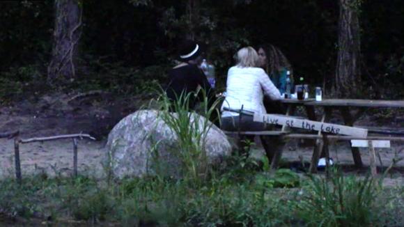 Brenda bespreekt met Shelley en Sanne dat ze veel gewaarschuwd werd voor een mede bewoner