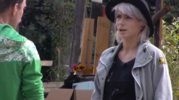 Brenda doet de ontdekking dat alleen Shelley haar naam wordt genoemd bij Kniptopia