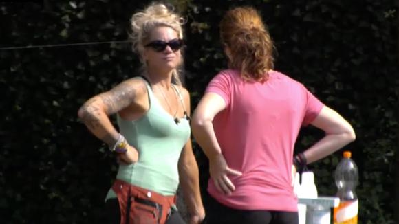 Christel en Hiske maken zich zorgen om de voorbereidingen van de Hollandse avond