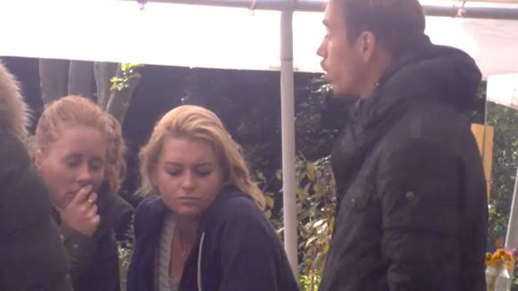 Christel wordt gefrustreerd als er over verdeeldheid in Utopia 2 gesproken wordt