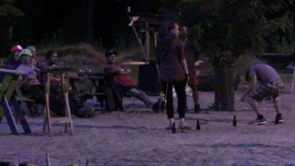 De bewoners uit Utopia doen een gezellig spel met elkaar