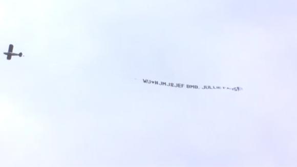 Fans van JMJ hebben een vliegtuigje geregeld die over het Utopia 2 terrein vloog met een leuke boodschap