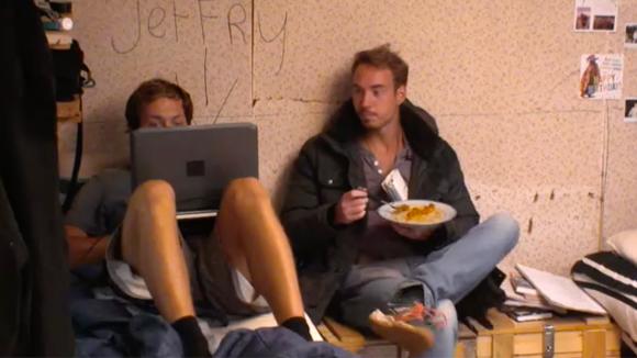 Gerrit eist een groepsfoto, er moeten producten verkocht worden