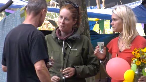 Hiske en Christel willen een aanbetaling doen voor de bouw van een huisje bij John