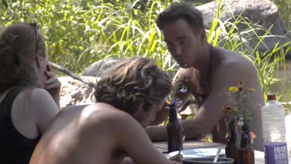 Hiske en Timothy overleggen wie nu de boekhouding in Utopia 2 moeten doen