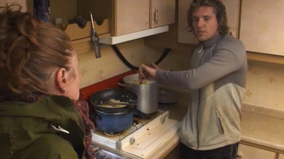 Hiske praat met Adriaan over Timothy en Joaquin die zich financieel afgescheiden hebben van de groep