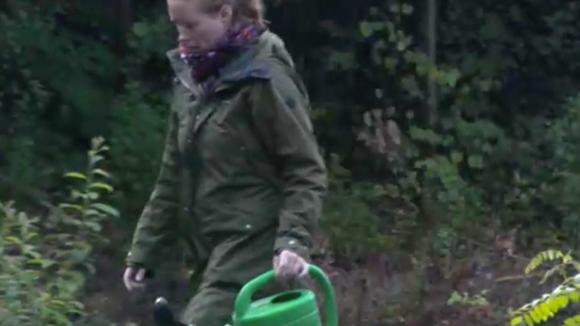 Hiske wil Joaquin terugpakken terwijl hij in bed ligt