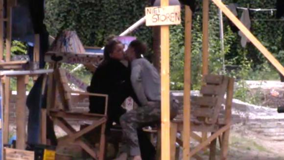 Jeffry en Jessie hebben het wederom gezellig en kussen met elkaar