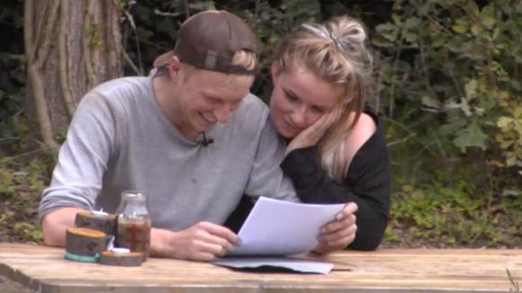 Jeffry heeft post van het thuisfront ontvangen en neemt deze met Jessie door