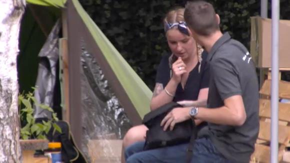 Jessie haar camera is nu al stuk en moet ter reparatie weg uit Utopia 2