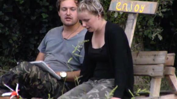 Jessie komt erachter dat Gerrit en Shelley officieel verkering hebben