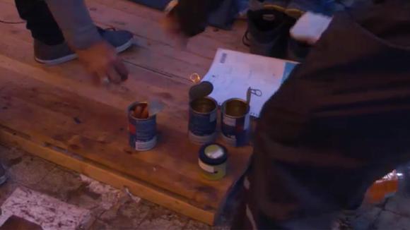 Joaquin kan de honger niet meer aan en eet “gestolen” knakworsten