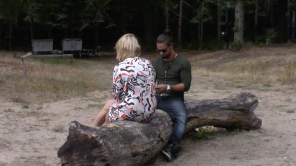 Joaquin lijkt Sanne niet te vertrouwen en spreekt haar erover aan