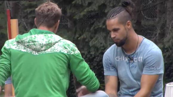 Joaquin vindt dat Manon alleen maar geld kost en overweegt om op haar te stemmen