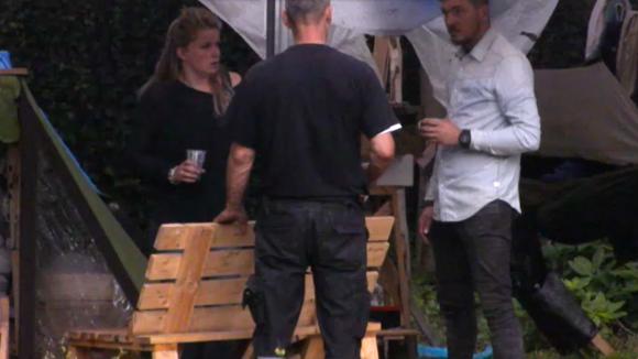 John en Mike hebben het plan om uit de JMJ onderneming te stappen