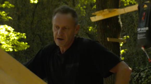 John is het zat en vindt dat er een einde moet komen aan alle discussies