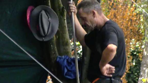 John lijkt geïrriteerd vanwege boodschappen